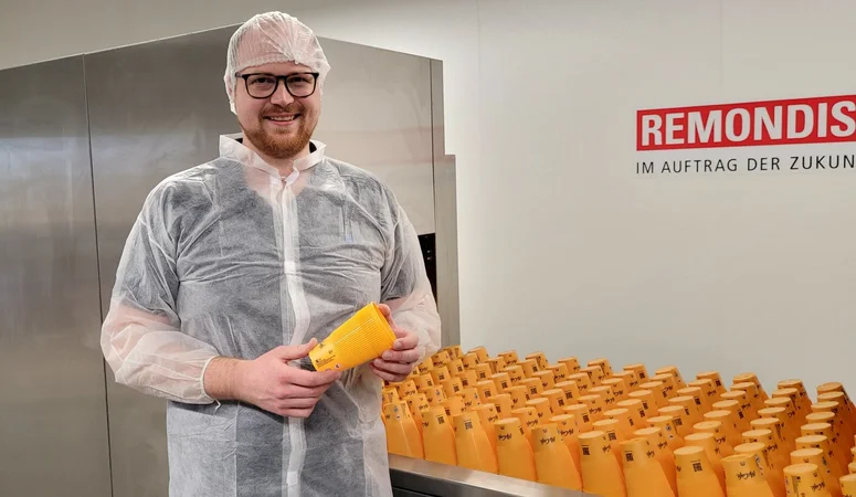 Johannes Hatting vor der Spülanlage im Spülzentrum Essen